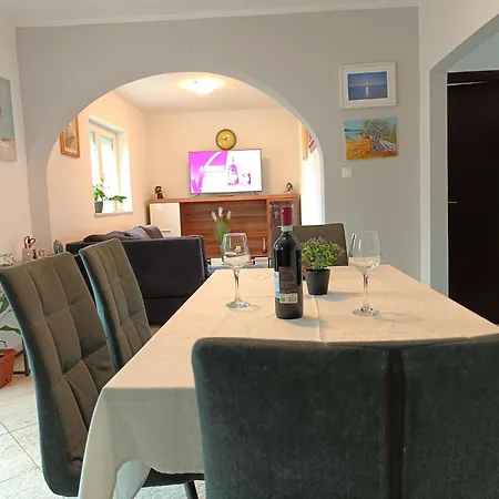 Cozy Near The Center Apartment Novi Vinodolski