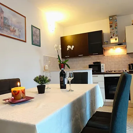 Cozy Near The Center Apartment Novi Vinodolski
